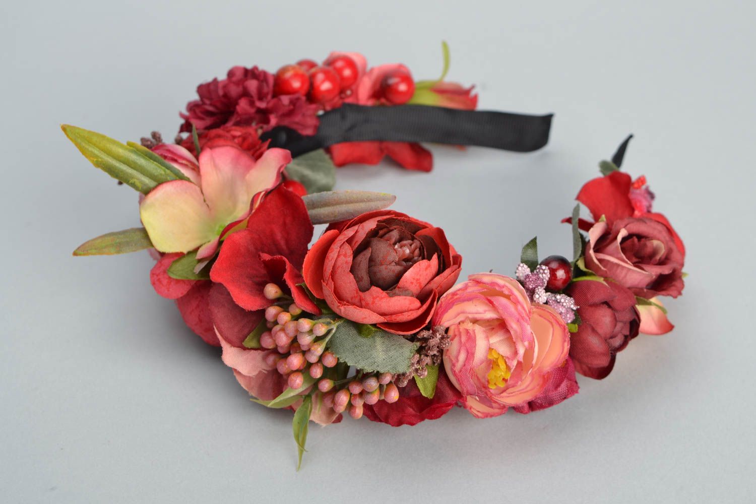 Венок на голову из цветов ручной работы Розы и ягоды фото 3