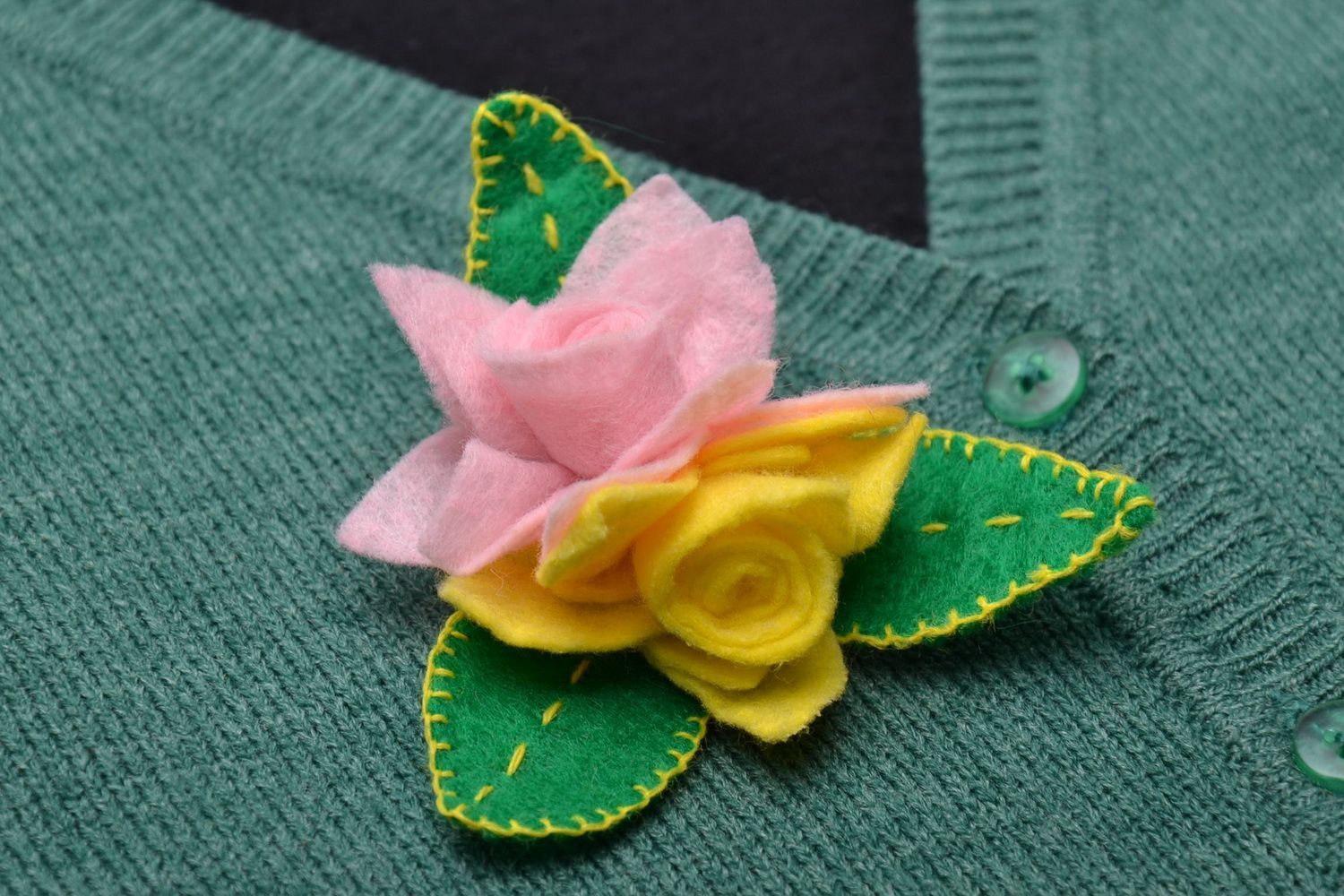 Broche en tissu faite main en forme de fleur photo 1