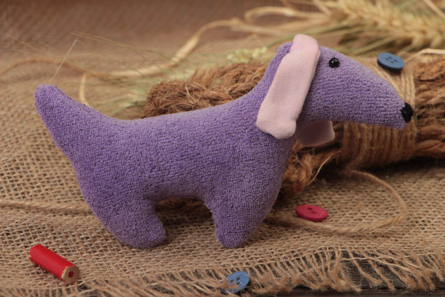Фиолетовая мягкая игрушка ручной работы в виде таксы из трикотажа для ребенка фото 1