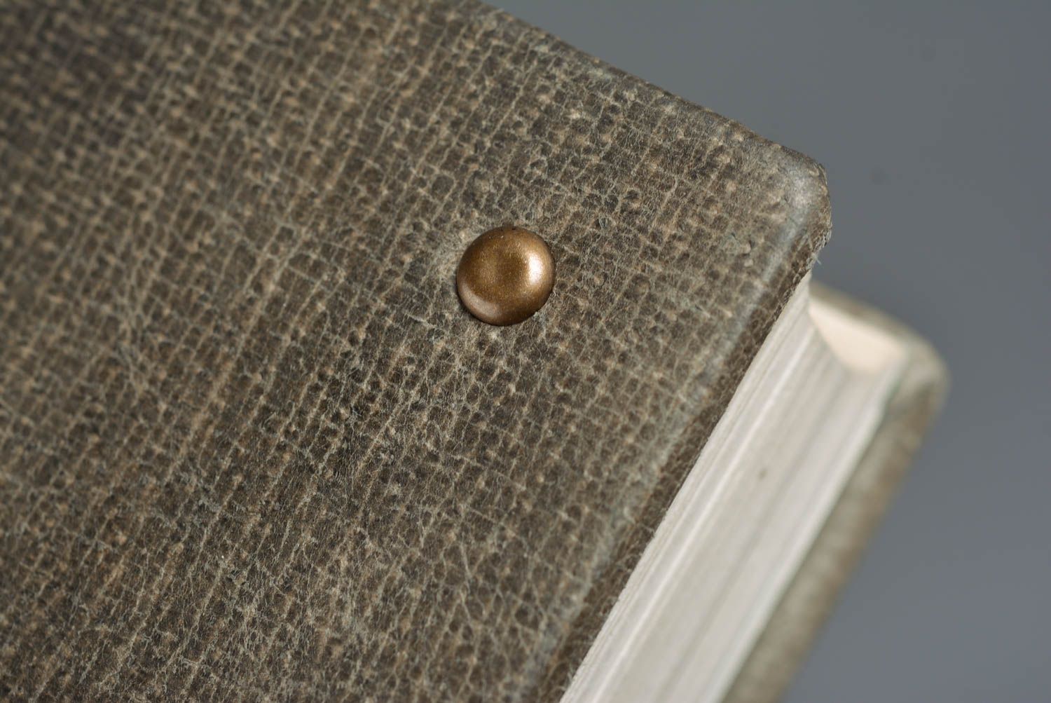 Carnet de notes avec couverture en cuir gris et élément en cuivre fait main photo 5