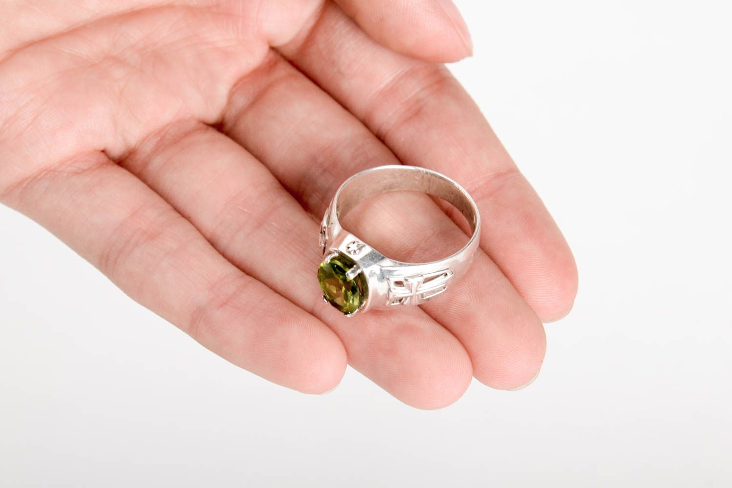 Украшение ручной работы серебряный перстень подарок для мужчины с хризолитом фото 5