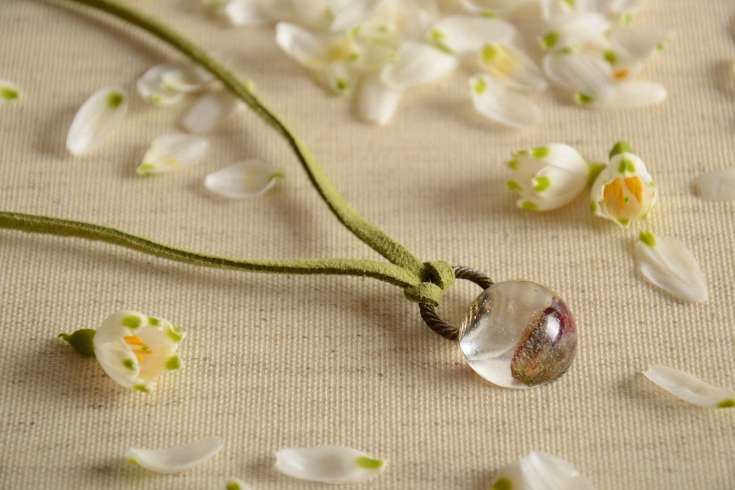 Кулон с цветком в эпоксидной смоле на замшевом шнурке ручной работы в форме шара фото 1