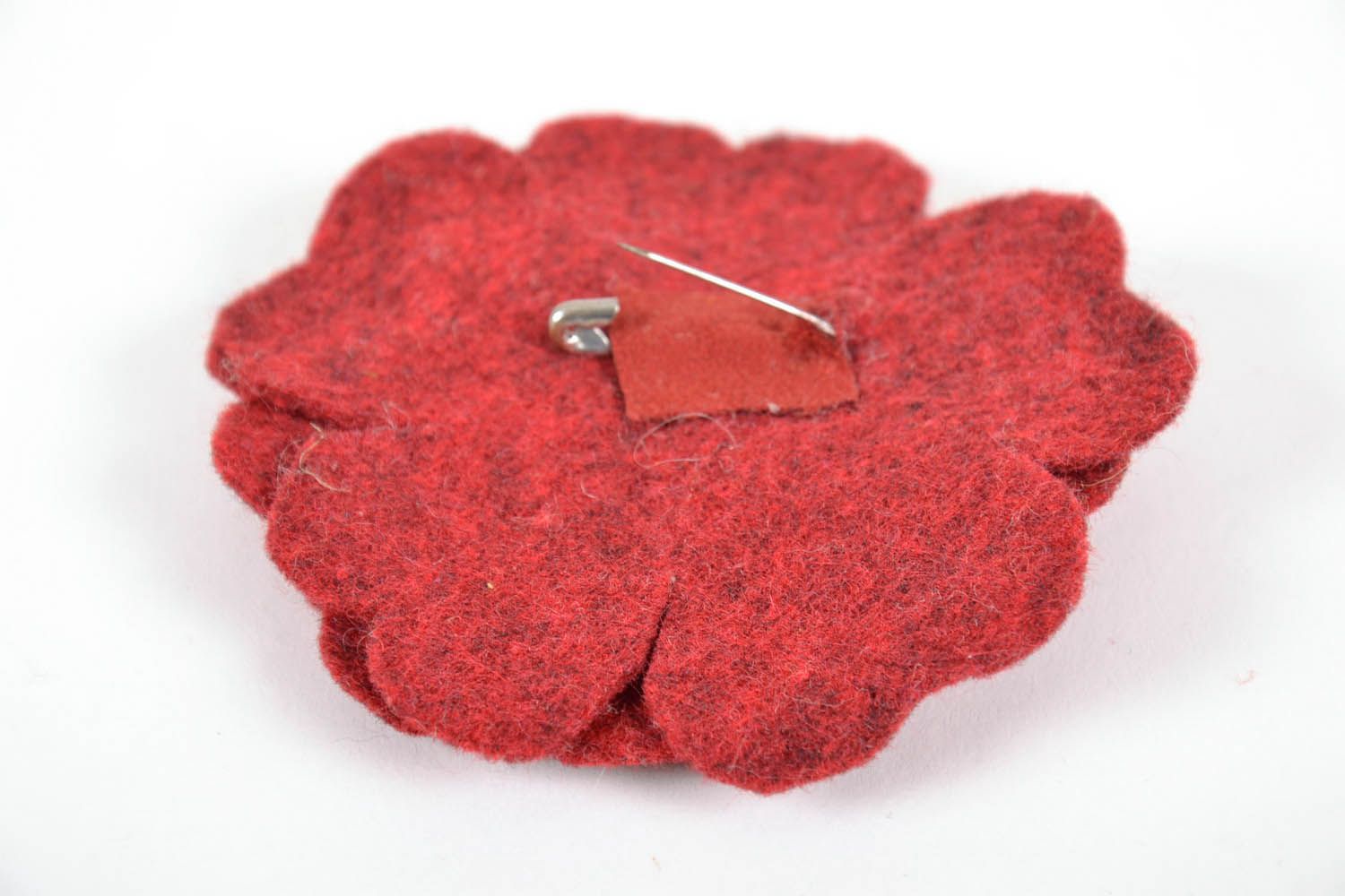 Grande broche fleur rouge faite main en laine photo 4
