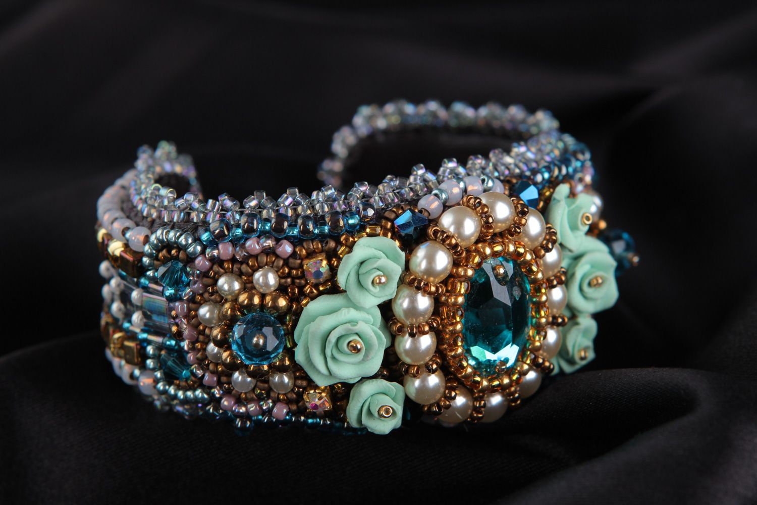 Blaues festliches handgemachtes Armband mit Glasperlen Polymerton und Kristall foto 5