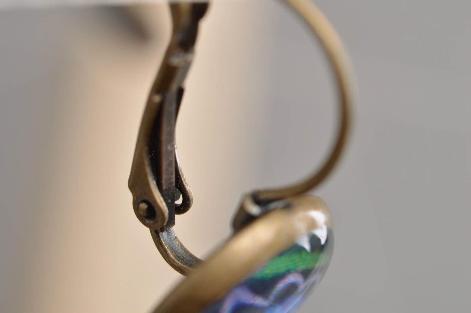 Runde Ohrringe mit Epoxidharz Decoupage farbige interessante einzigartige handmade foto 2