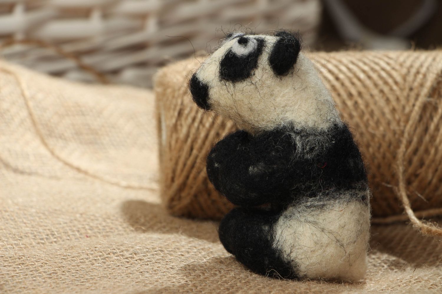 Juguete artesanal de lana Panda foto 5