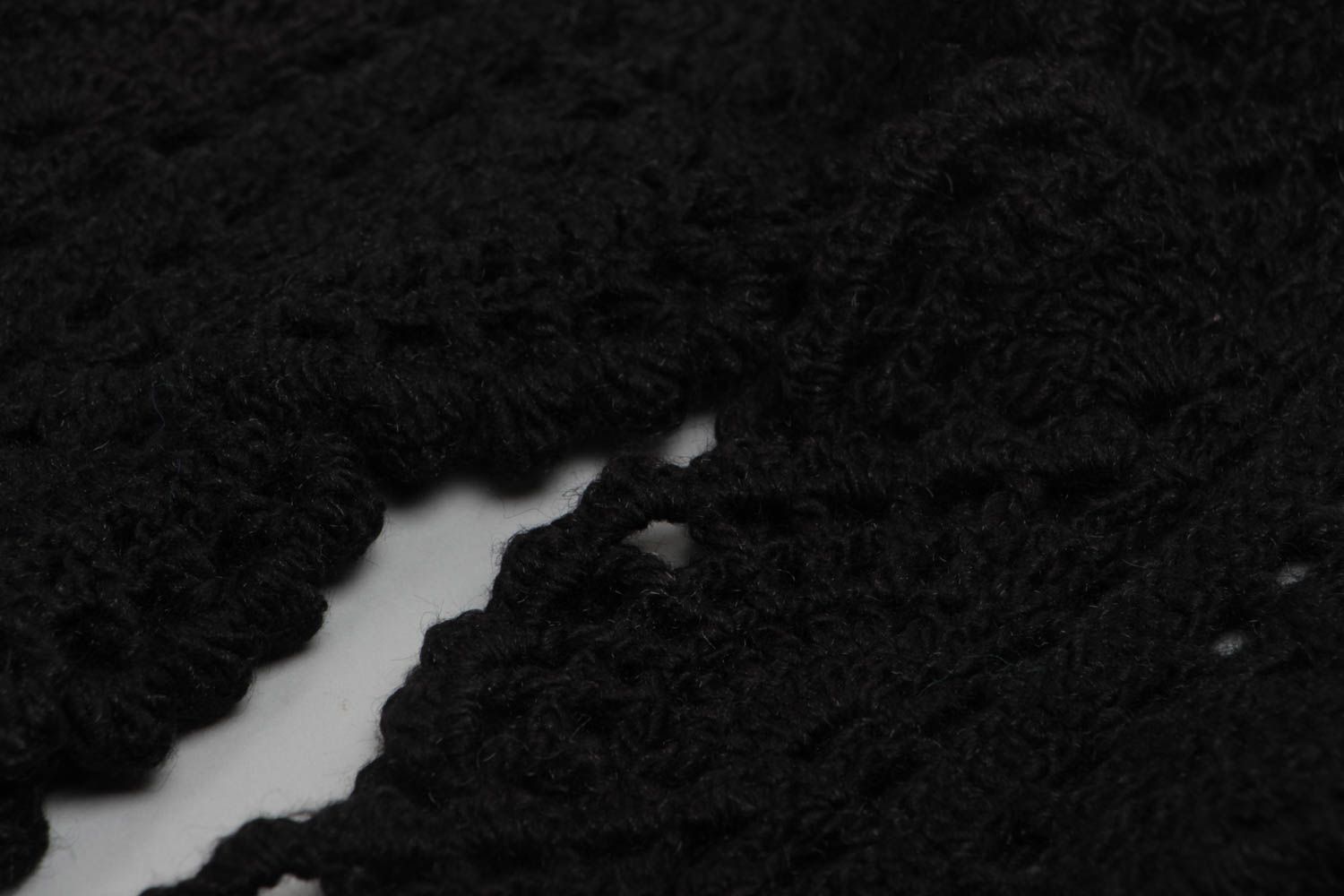 Écharpe noire tricotée en mohair au crochet avec glands ajourée faite main photo 4