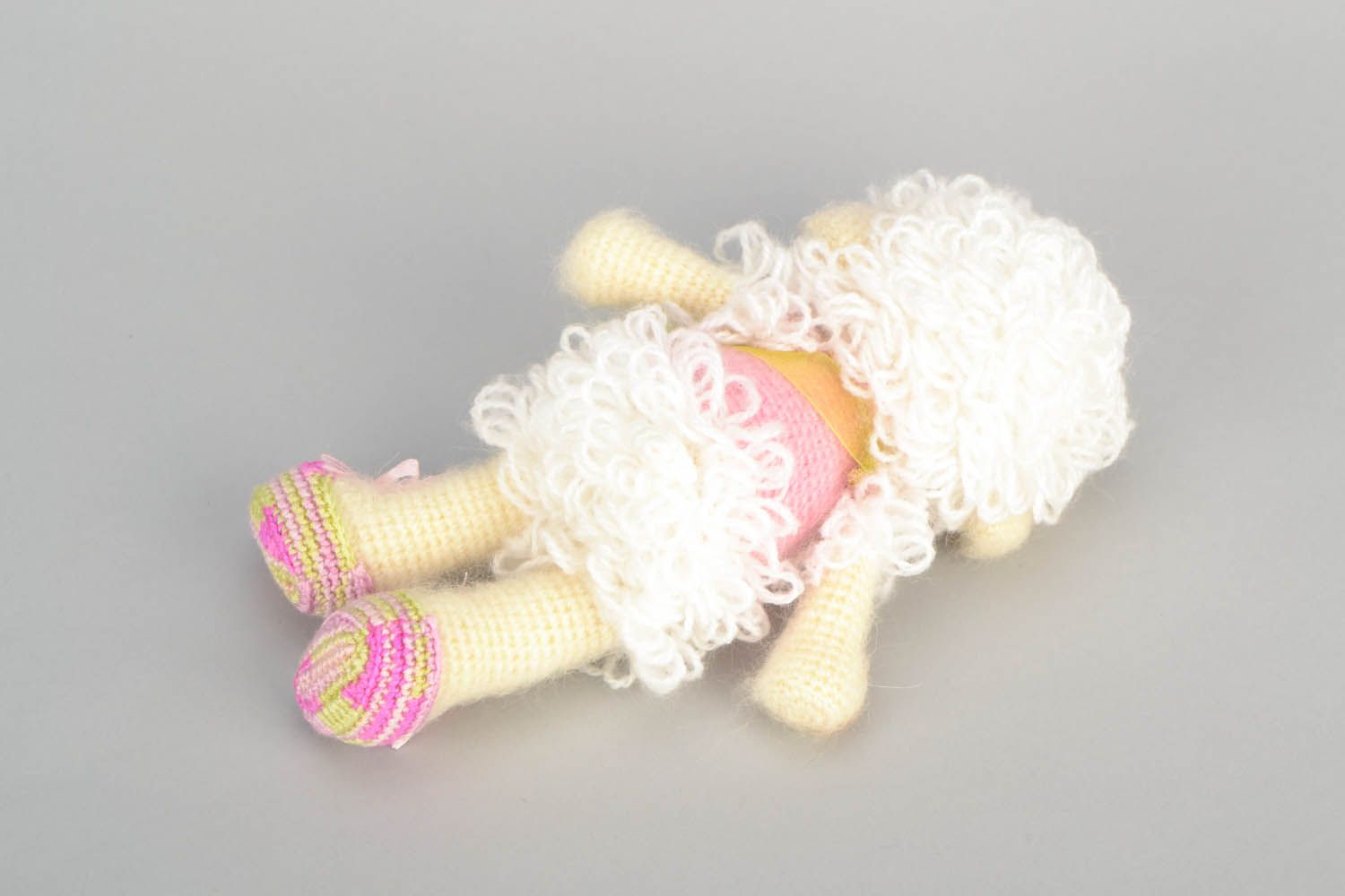 Brinquedo macio feito à mão de tecido para decoração do interior de materiais naturais Ovelhinha foto 5