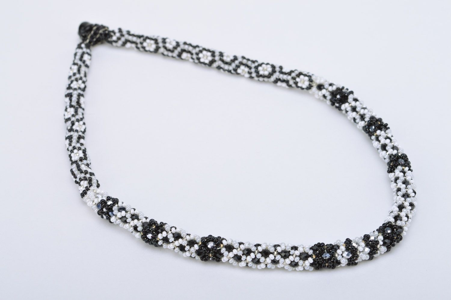 Collier spirale en perles de rocaille tressé noir blanc bijou de créateur photo 2