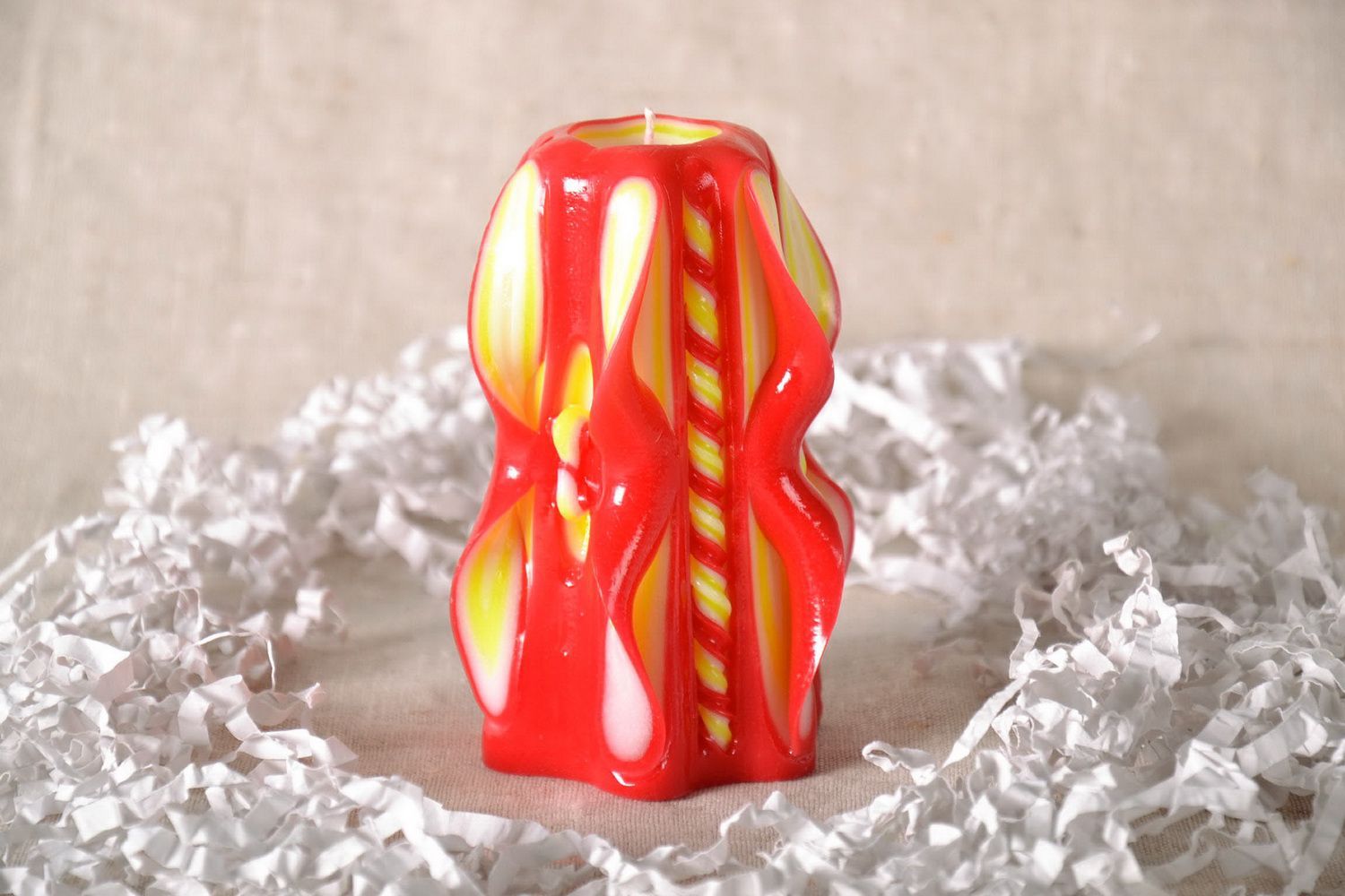Handgemachte geschnitzte Kerze aus Paraffin Roter Schmetterling foto 4