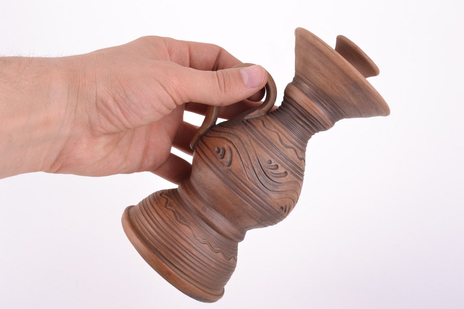 Candelero de arcilla hecho a mano para una vela alto con asa marrón foto 2