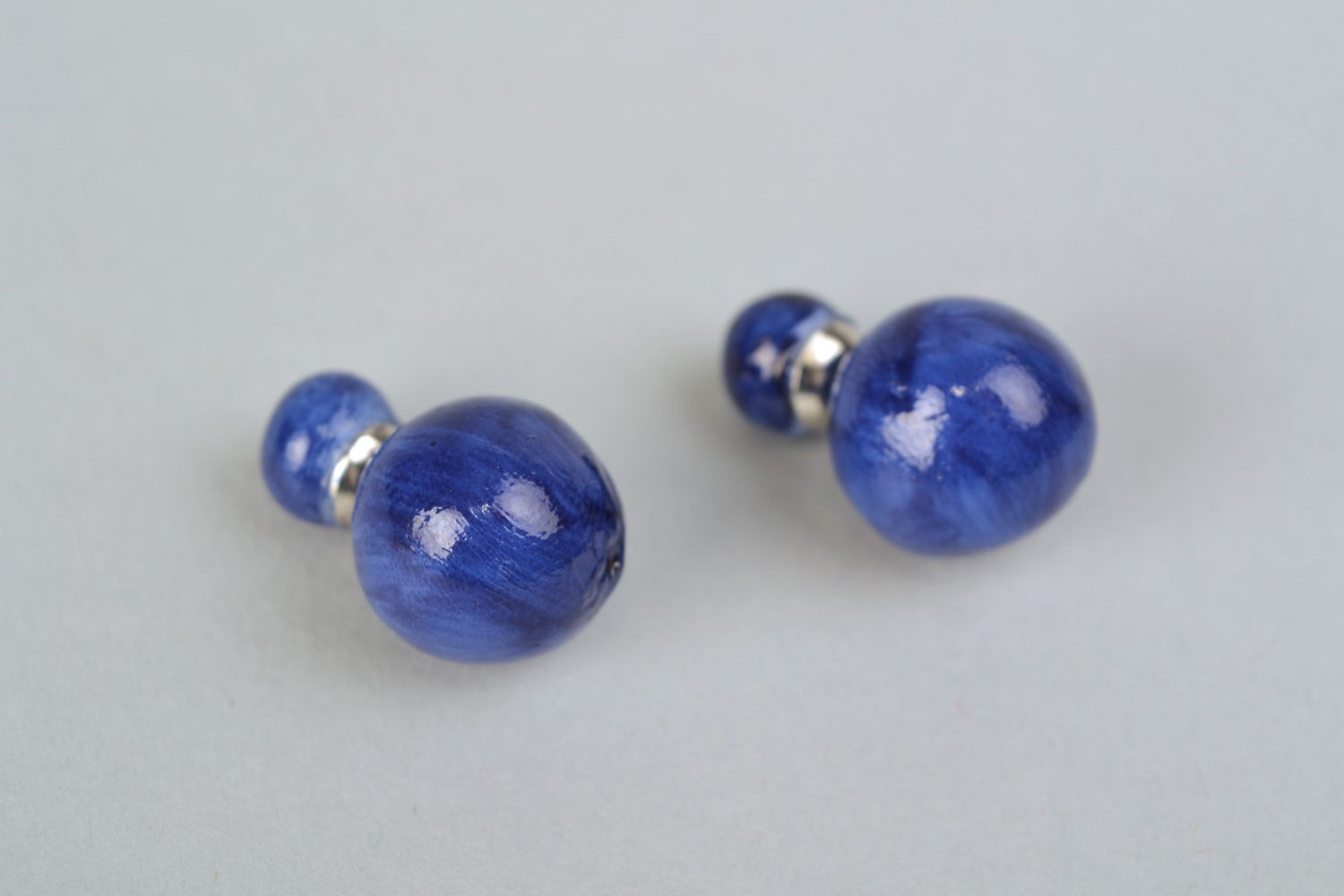 Boucles d'oreilles puces double perle bleues en pâte polymère faites main photo 3