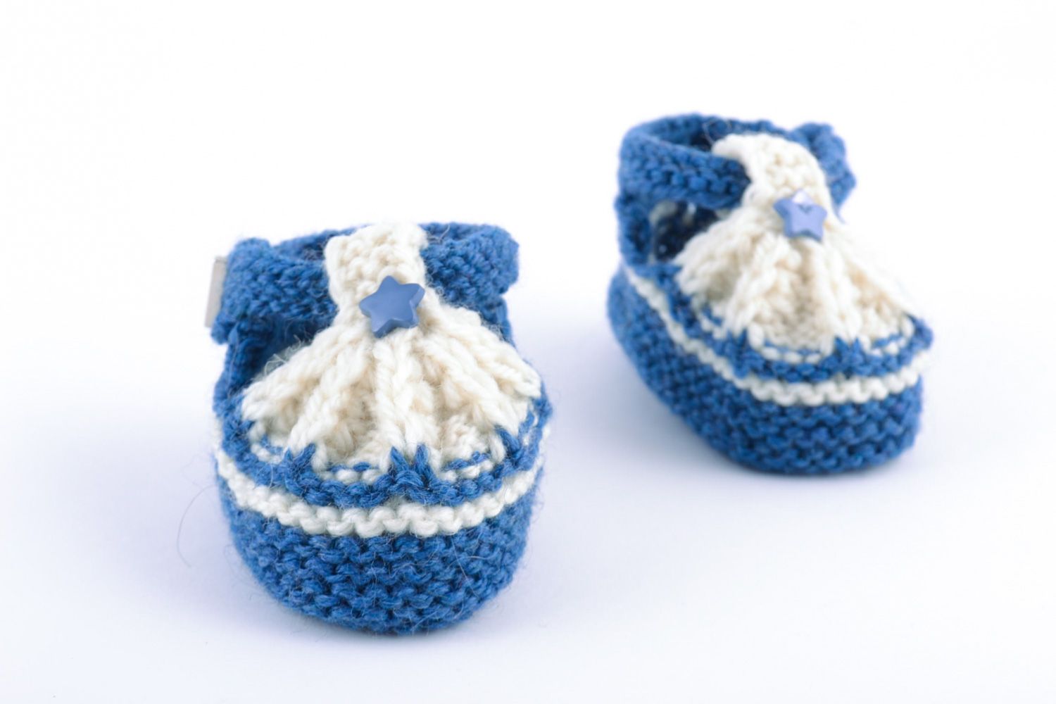 Beautiful small handmade warm baby bootees knitted of natural wool photo 4