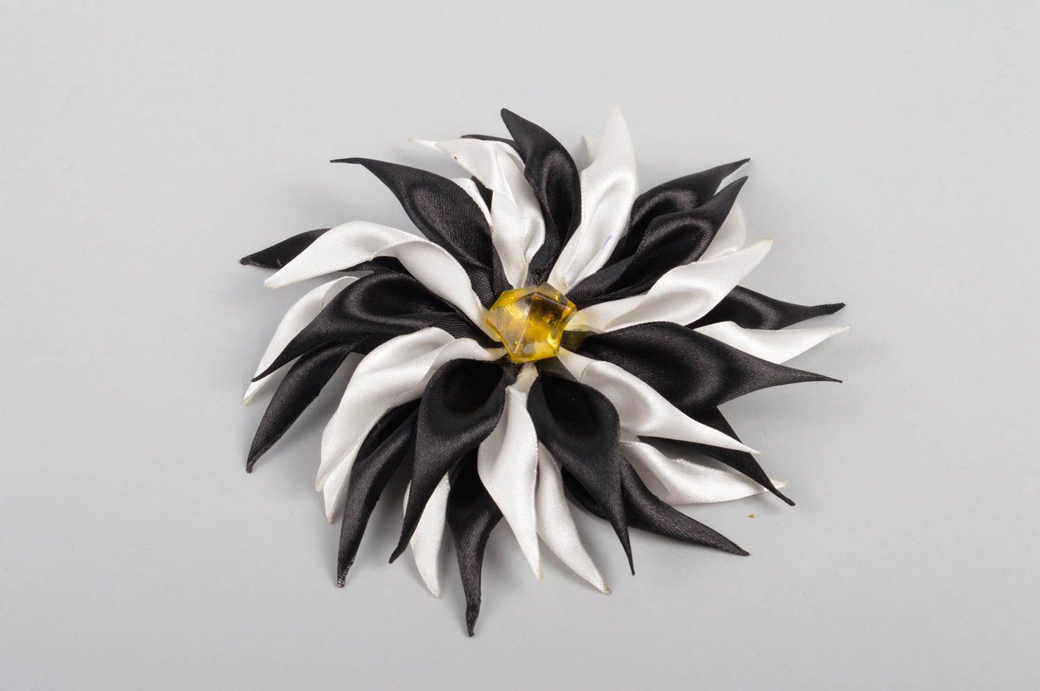 Pince cheveux faite main Barrette fleur noir et blanc en satin Accessoire fille photo 2