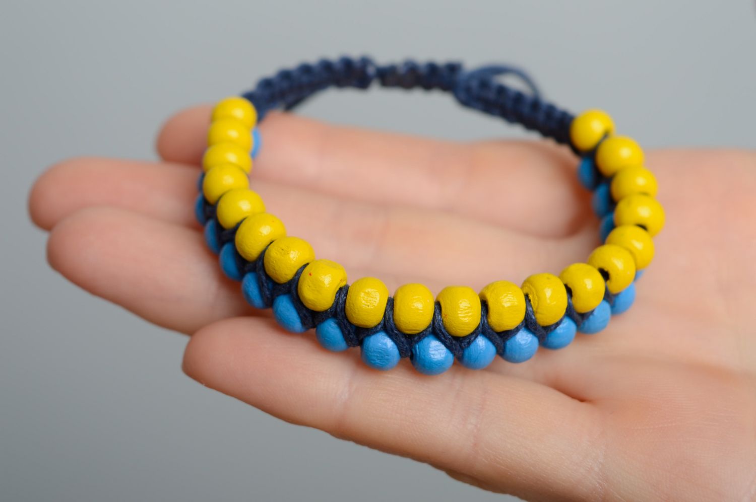 Bracelet technique macramé en perles de bois et lacet ciré fait main bleu-jaune photo 3