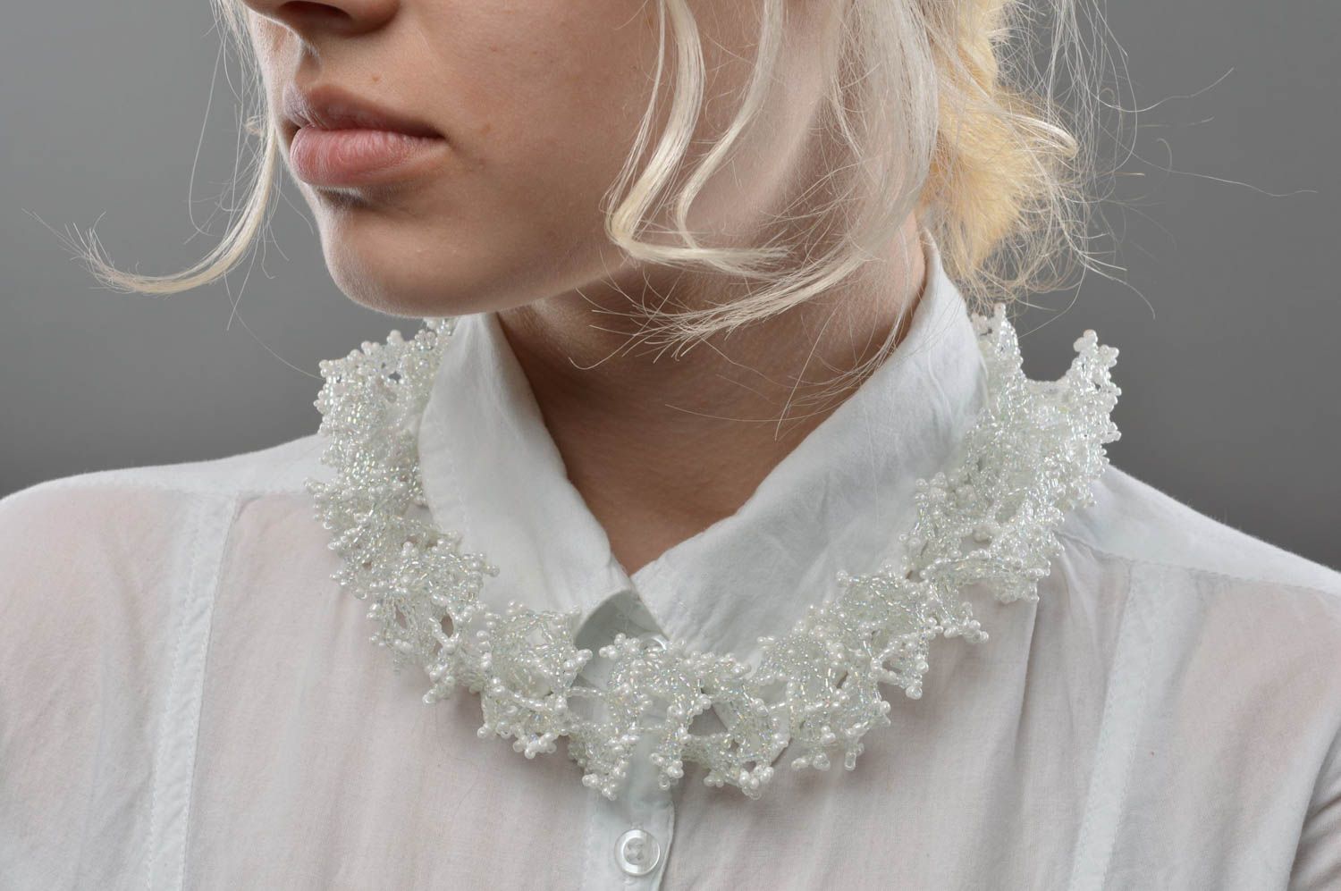 Ажурное белое ожерелье из бисера ручной работы нарядное красивое праздничное фото 5
