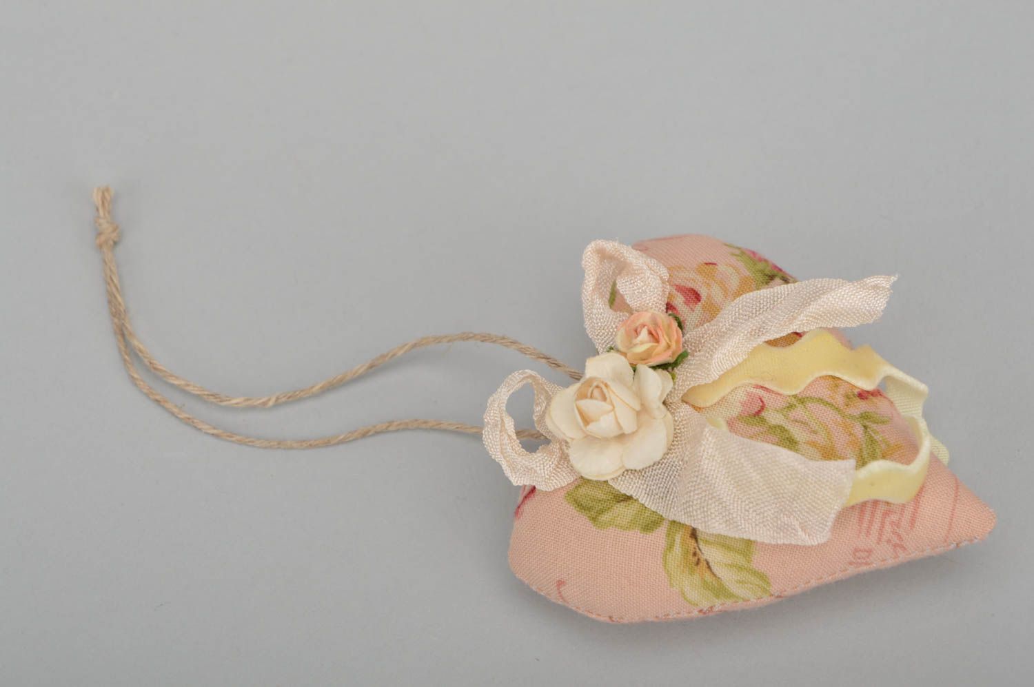 Suspension décorative cœur textile avec arôme de vanille faite main avec fleurs photo 3