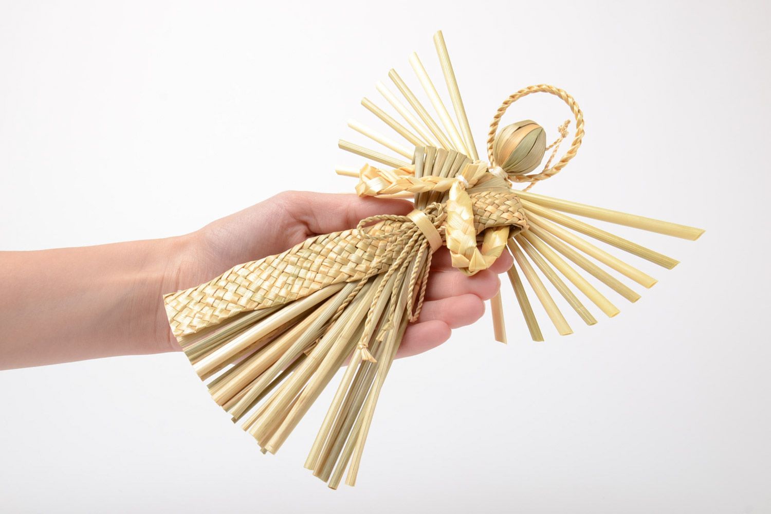 Интерьерная подвеска плетеная из соломы ручной работы Ангел-хранитель в детскую фото 5
