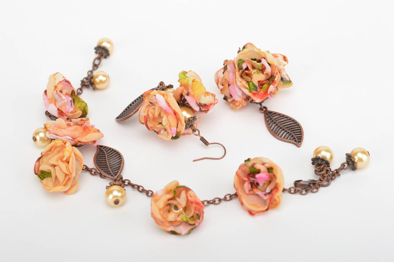 Комплект украшений браслет и серьги с текстильными цветами Разноцветные розы  фото 5