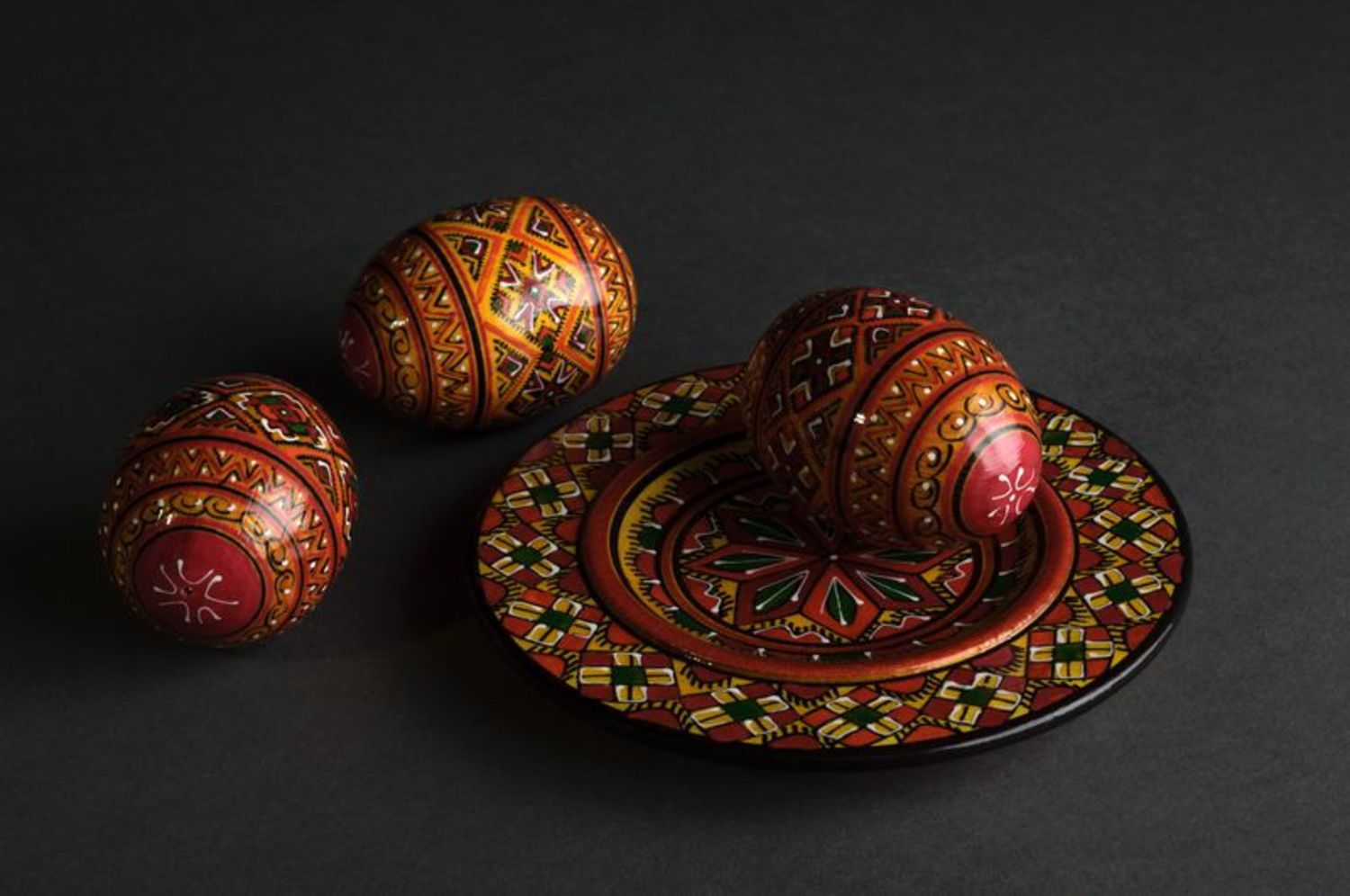 Set di uova dipinte su piatto fatte mano Uova decorative Uova di Pasqua foto 4