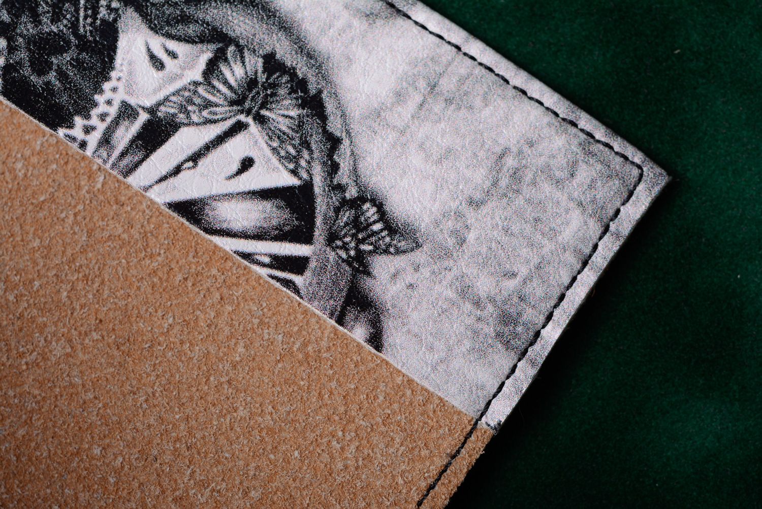 Handgemachte Leder Passhülle mit extravagantem Muster Schädel foto 5