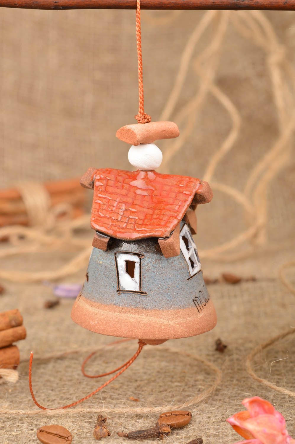 Dekoratives Glöckchen aus Ton mit Glasur bemalt Haus mit rotem Dach handmade foto 1
