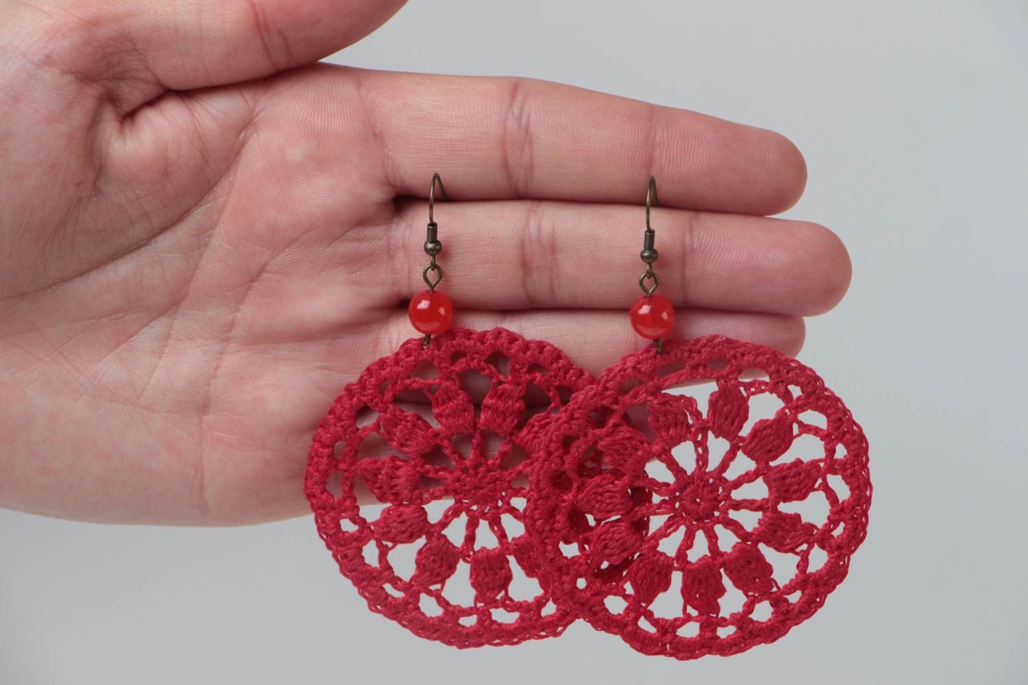 Handmade Designer Schmuck gehäkelte Ohrringe Ajour Accessoire für Frauen rot foto 5