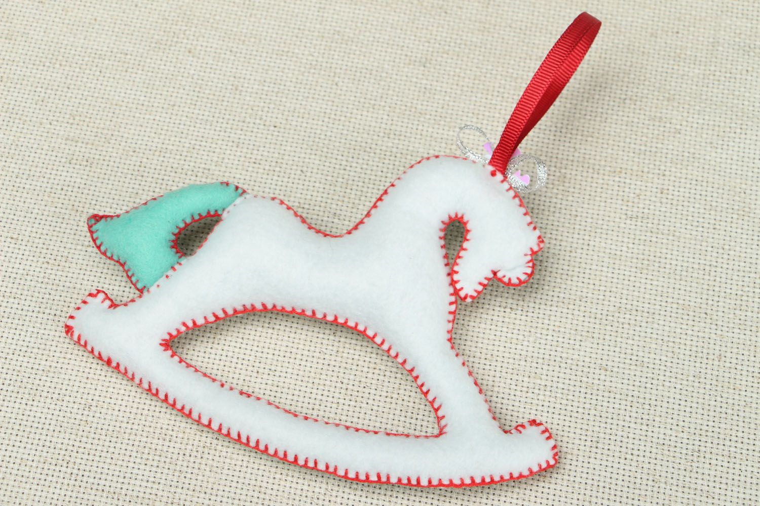 Jouet de Noël en tissu fait main original design à suspendre en forme de cheval photo 3