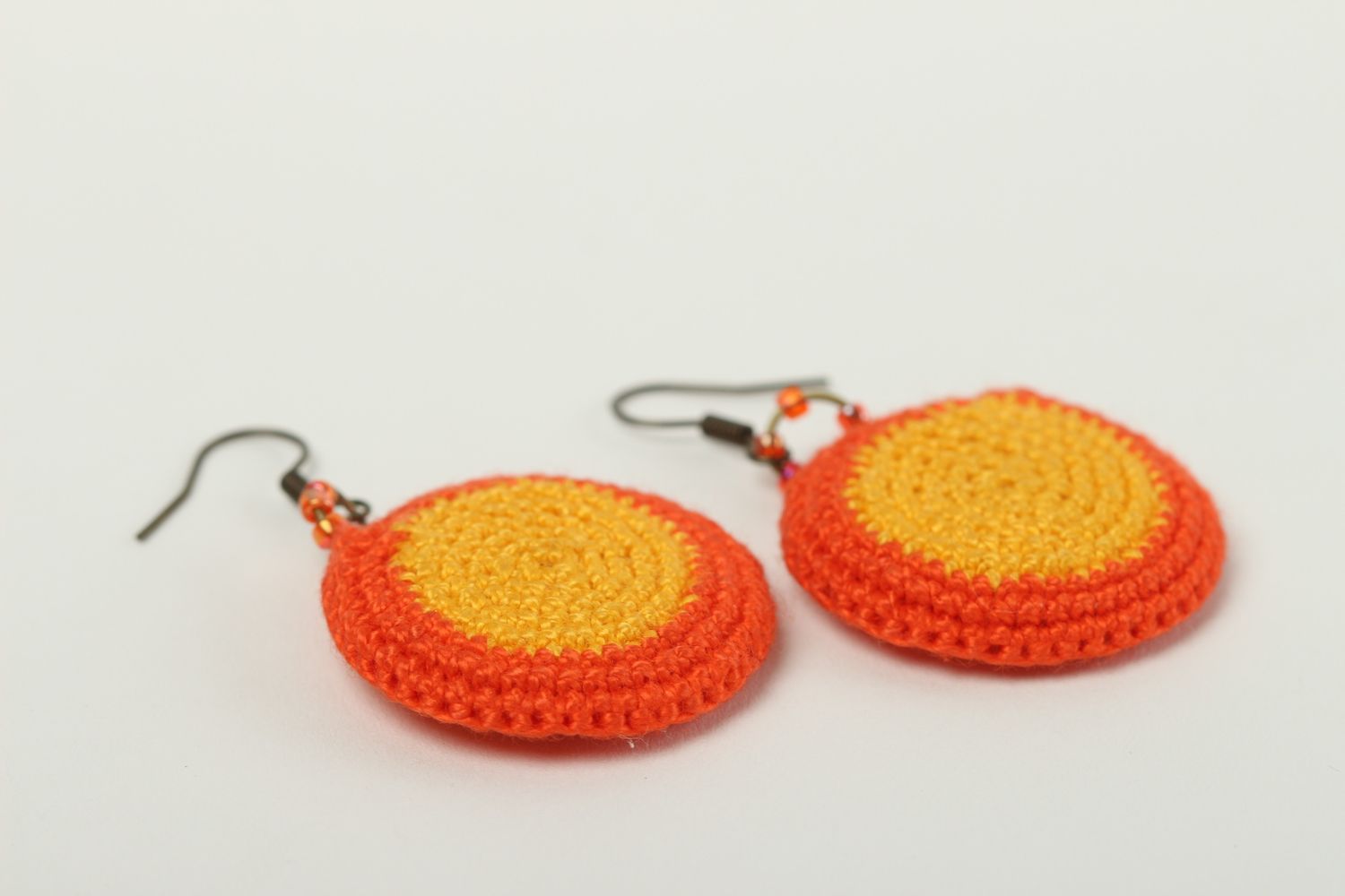 Handmade runde gehäkelte Ohrringe orange Designer Schmuck Accessoire für Frauen  foto 3