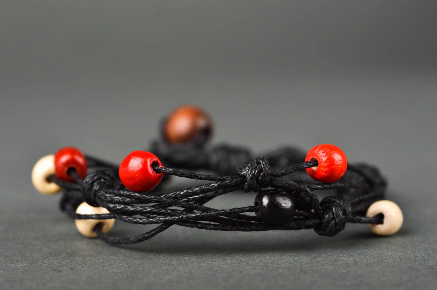 Pulsera artesanal de cordones negros pulsera con cuentas accesorio para mujer  foto 4