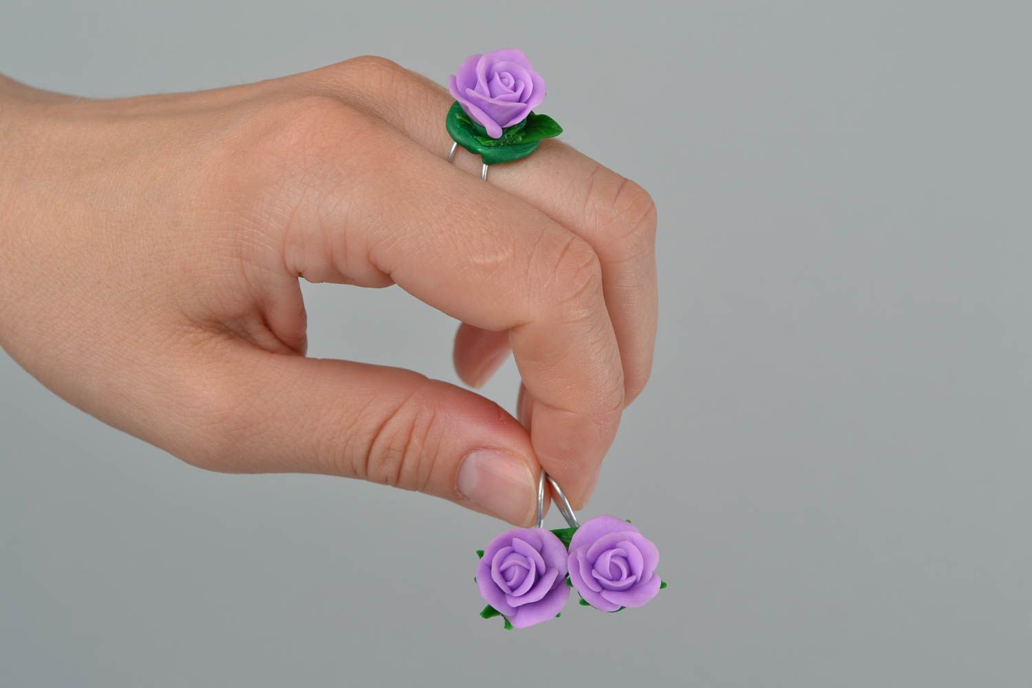 Handmade Schmuckset aus Polymer Ton in Lila Ohrringe und Ring mit Rosen foto 2