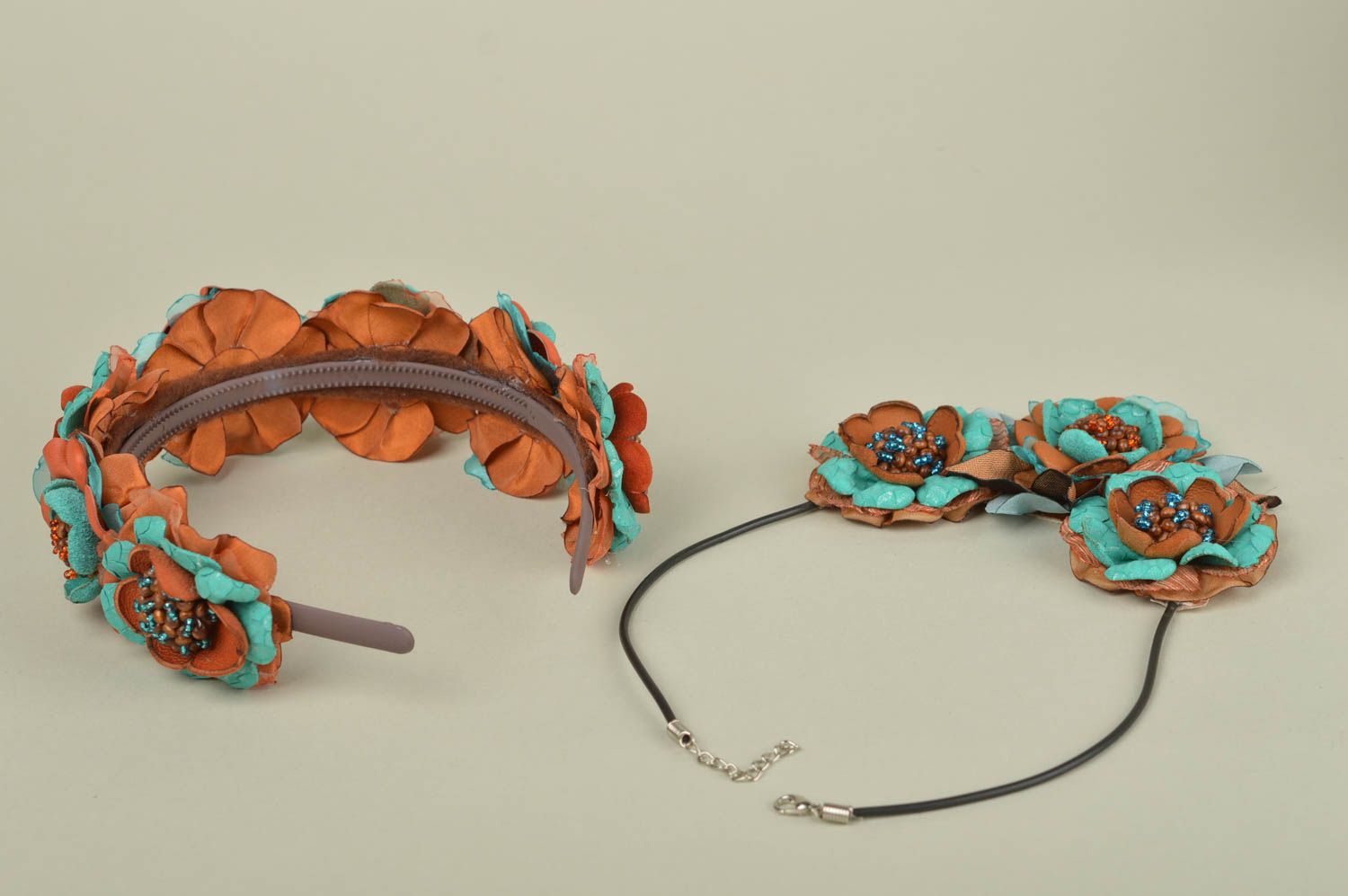 Set de bisutería hecho a mano collar artesanal de cuero diadema para el pelo foto 3