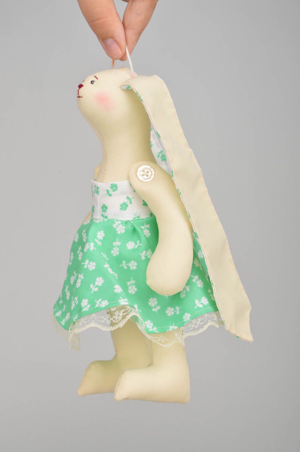 Künstlerisches Kuscheltier aus Stoff Hase im Kleid schön grell toll handgemacht foto 3