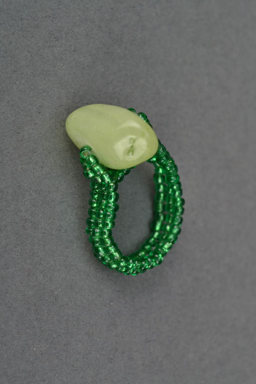 Кольцо из бисера зеленое с ониксом  фото 3
