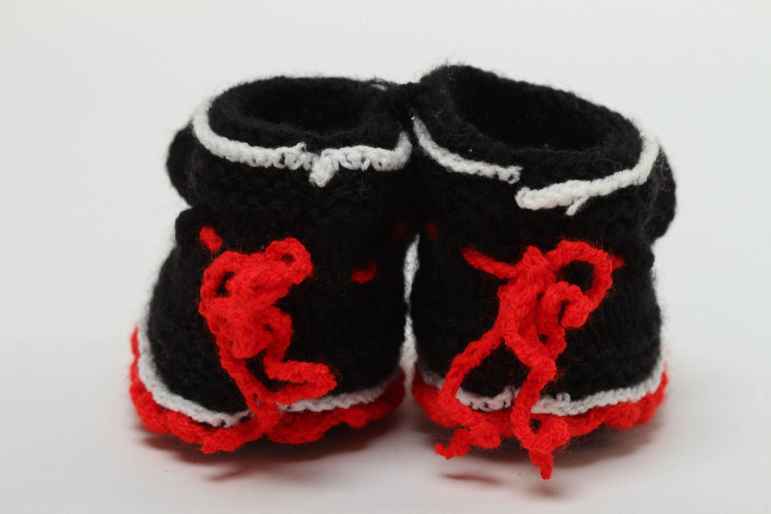 Handgefertigte Schuhe gehäkelte Babyschuhe Geschenk für Kleinkinder schwarz rot foto 3