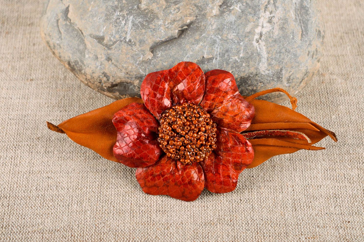 Handgefertigt Blumen Brosche Schmuck aus Leder exklusiver Schmuck in Rot foto 1