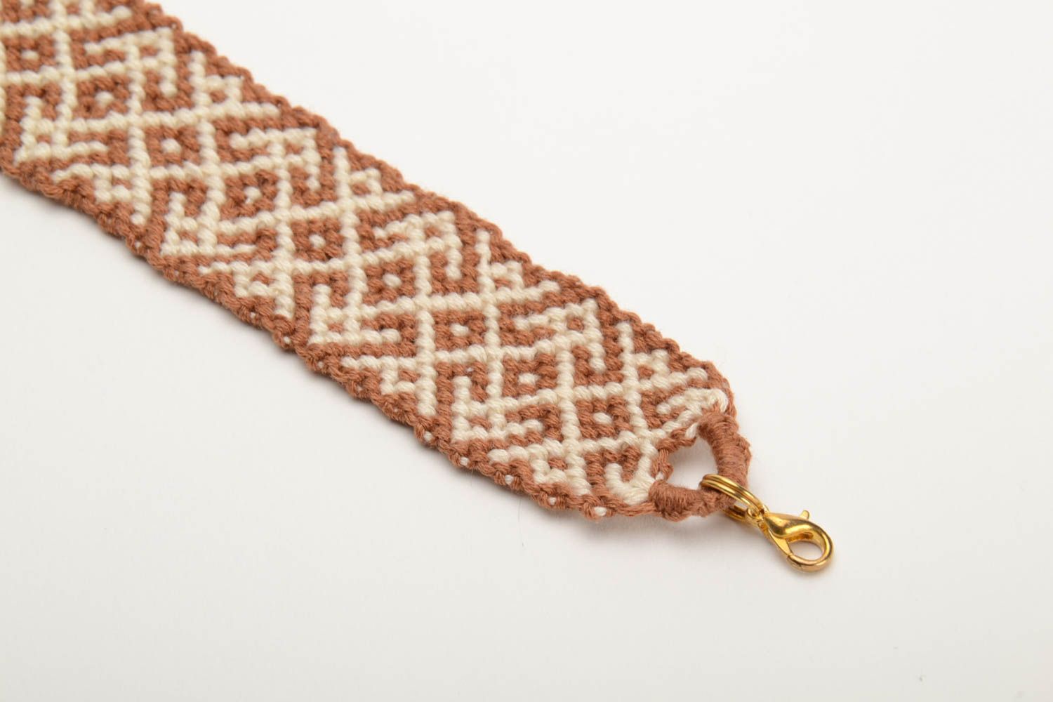 Плетеный браслет из ниток мулине ручной работы широкий красивый бело-коричневый фото 2