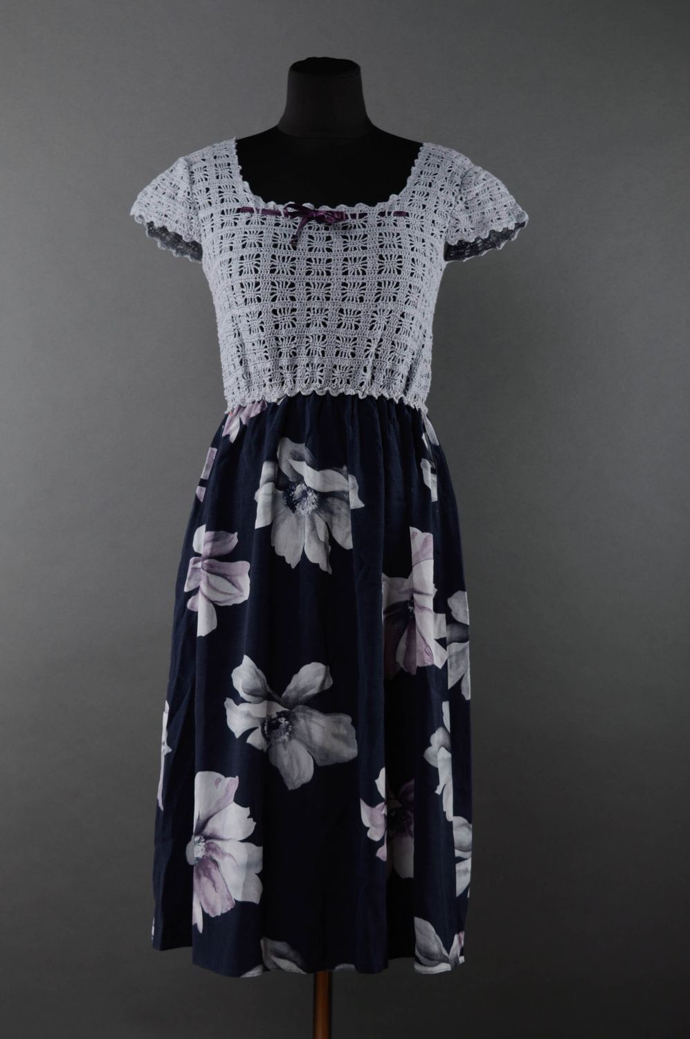 Платье вязаное крючком до средины колена синее фото 1