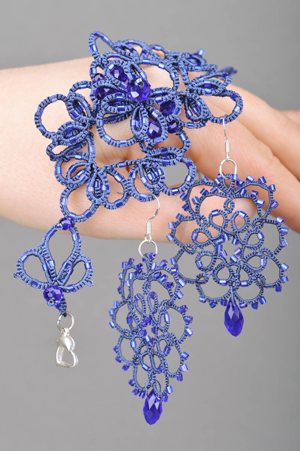 Blaues gehäkeltes Schmuckset Ohrringe und Collier aus Atlasfäden Handarbeit foto 3