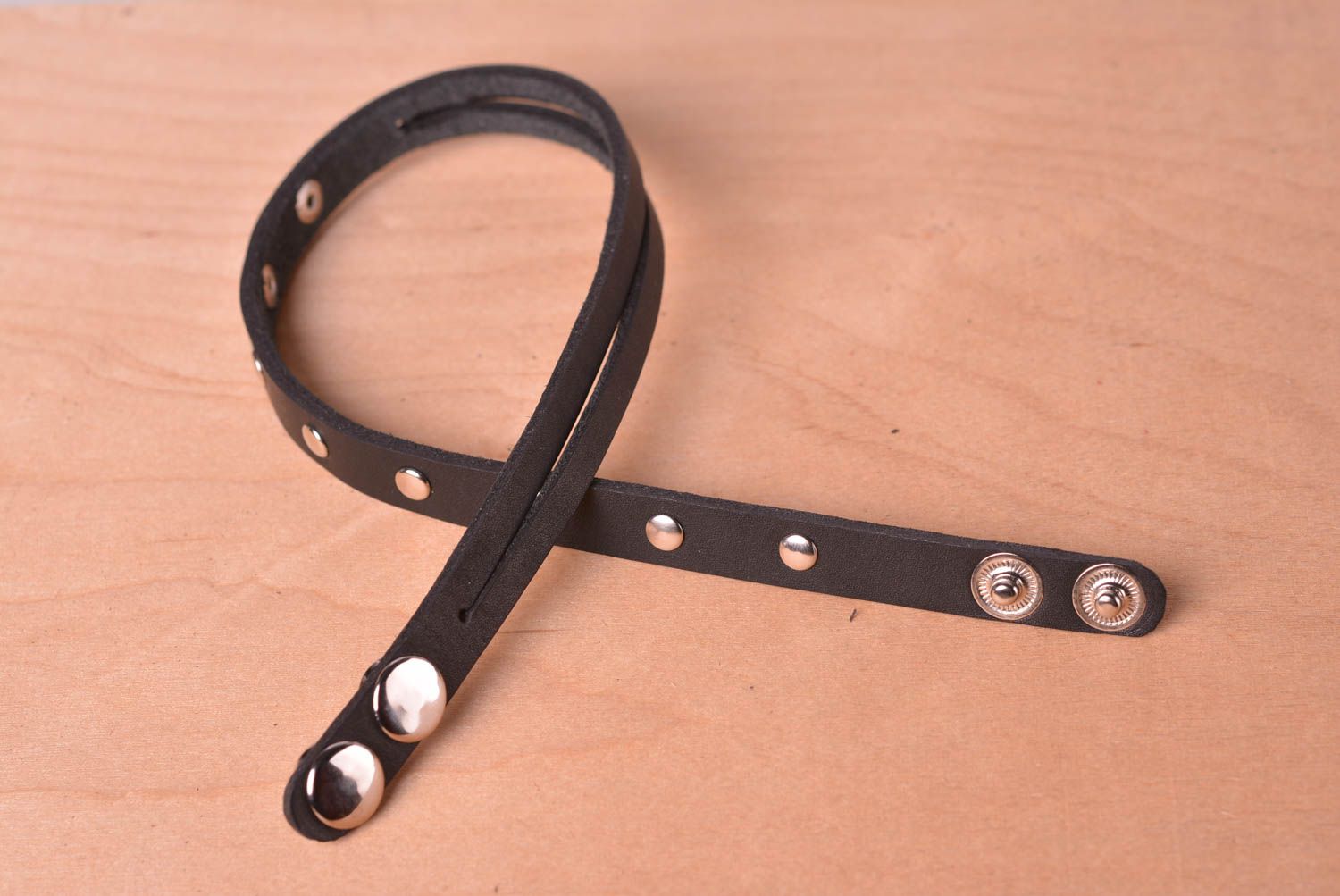 Bracelet cuir Bijou fait main design intéressant Accessoire femme marron foncé photo 3