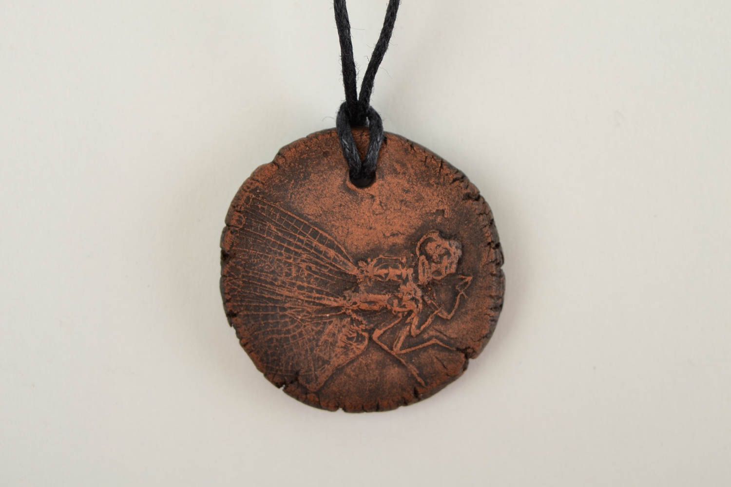 Кулон ручной работы круглый кулон подвеска из глины медальон со стрекозой фото 4