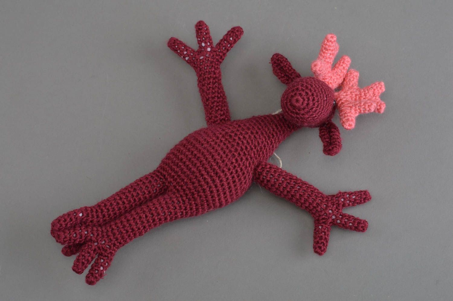 Peluche cerf bordeaux tricotée petite originale belle faite main pour enfant photo 2