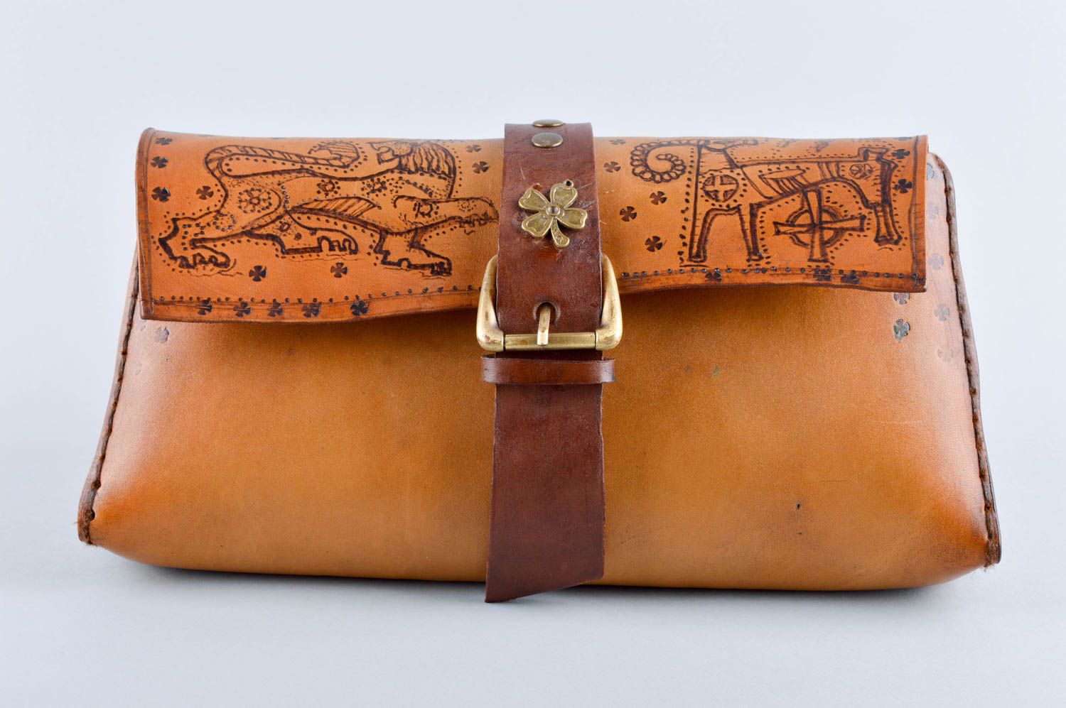 Bolso de mano y pulsera ancha hechos a mano de cuero accesorios para mujer foto 3