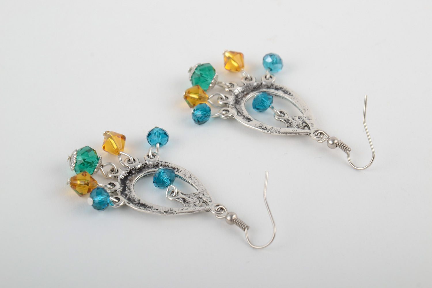 Bunte lange handgemachte Ohrringe aus Glasperlen für frischen Sommer Look foto 4