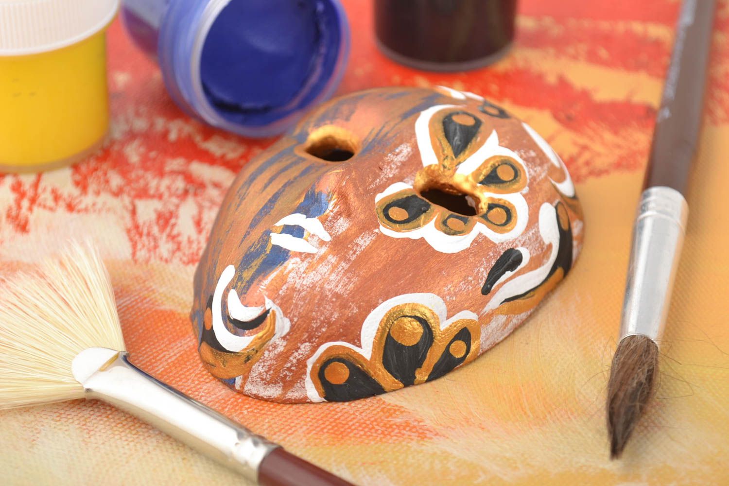 Petit masque décoratif avec jolie peinture fait main en argile souvenir insolite photo 1