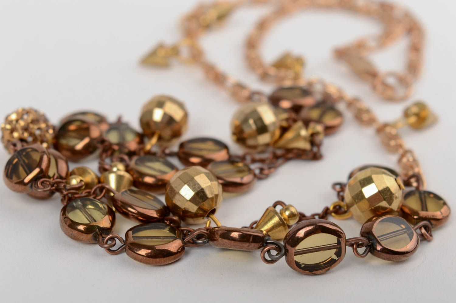 Золотистое ожерелье из стекла и бусин ручной работы оригинальное нарядное фото 5