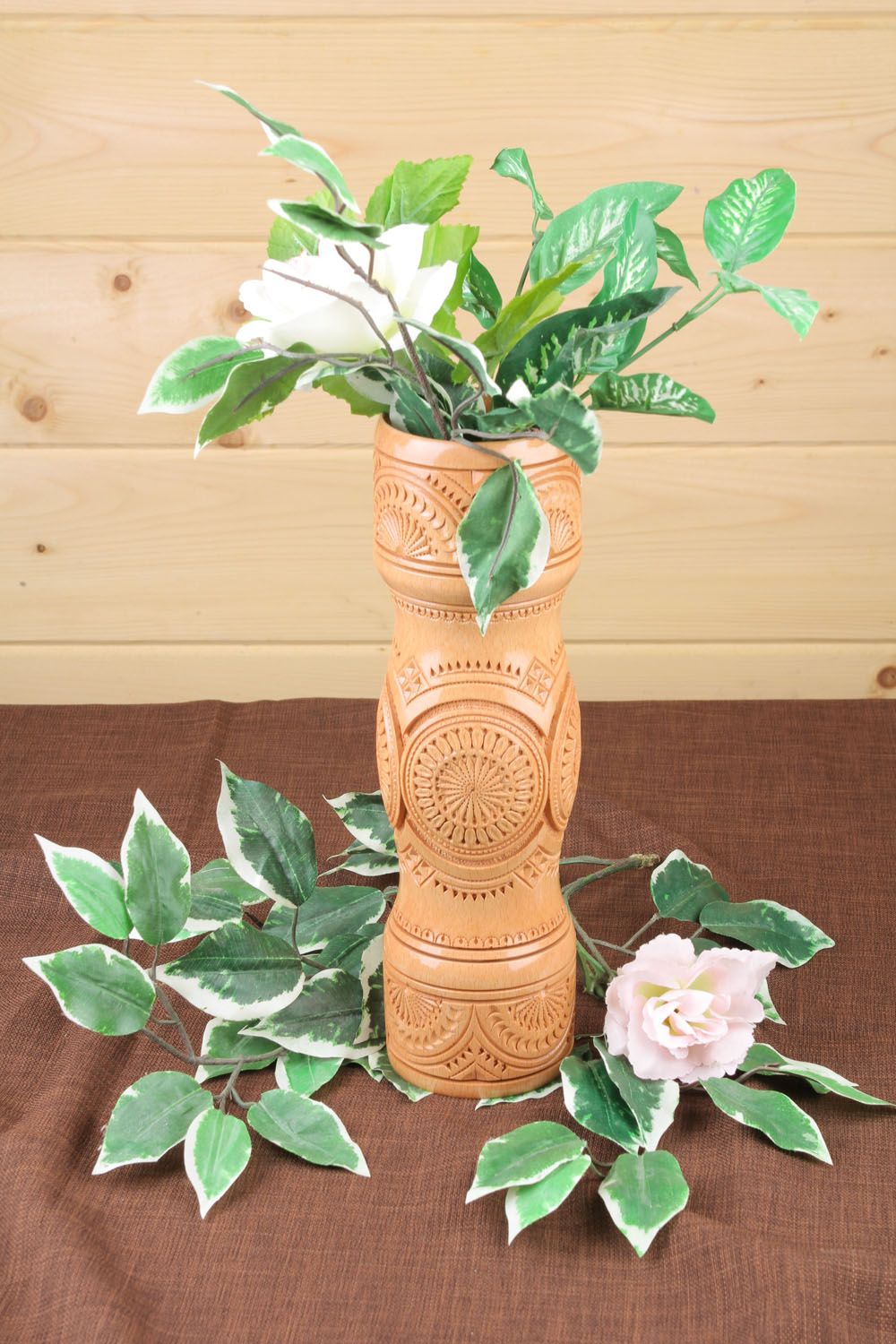 Резная деревянная ваза фото 1