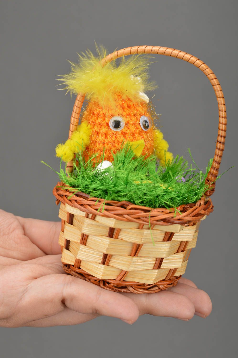 Petit jouet mou tricoté fait main dans panier Poussin décoration pour Pâques photo 3