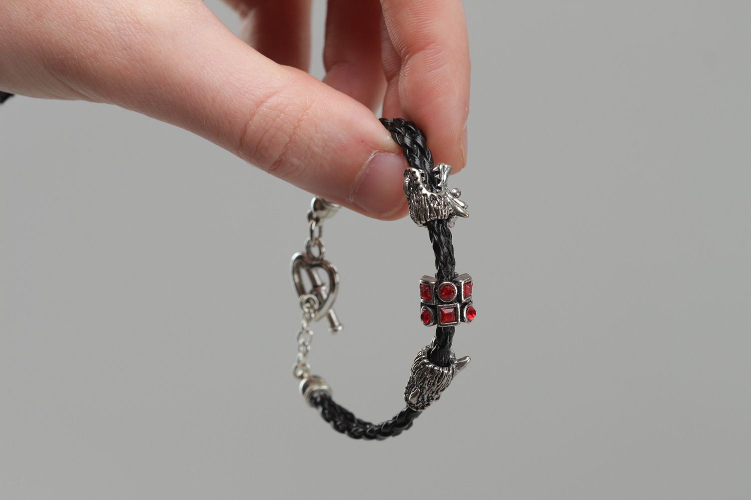Bracelet fait main noir en cuir artificiel avec pendeloques métalliques photo 5