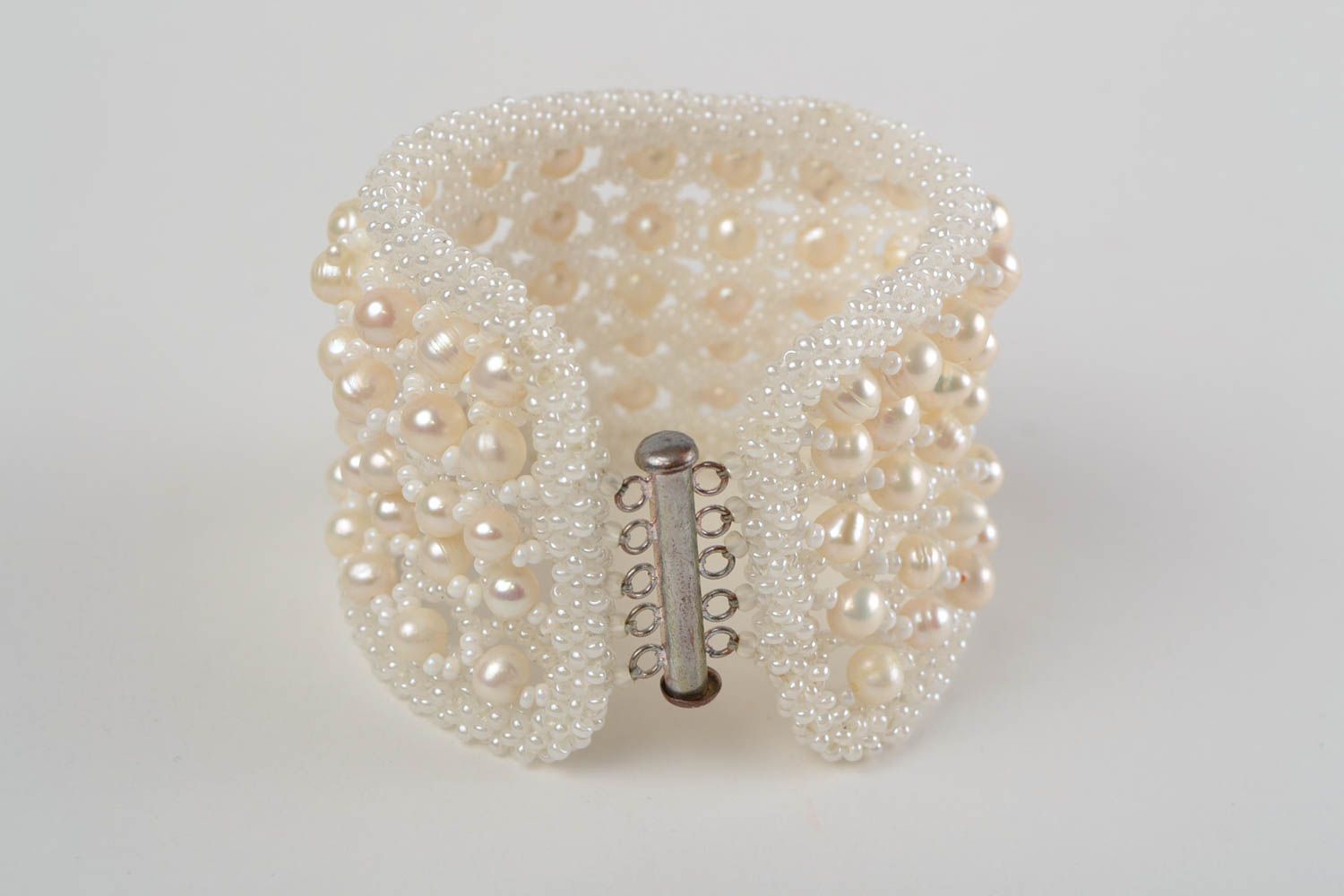 Pulsera de perlas de río y abalorios blanca ancha artesanal festiva elegante foto 5